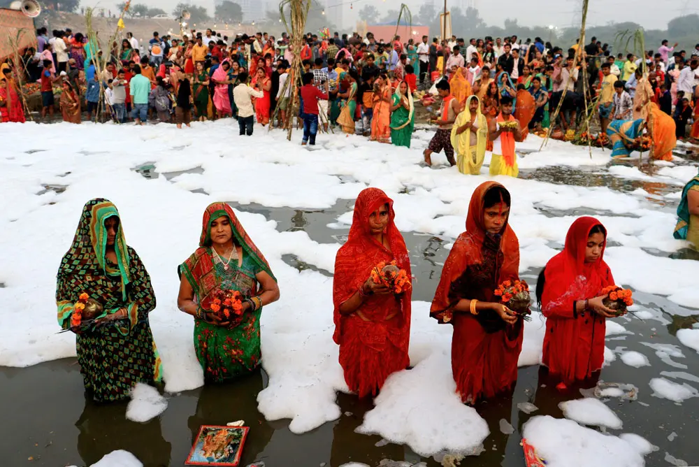 10 November 2021, India, New Delhi: Hindu Devotees offer prayers to the sun during the Chhath festival along the Yamuna River. The festival is dedicated to the Sun God and his wife Shasti Devi (Chhati Maiya), and usually begins six days after the end of Tihar. Photo: Ganesh Chandra/SOPA Images via ZUMA Press Wire/dpa.
