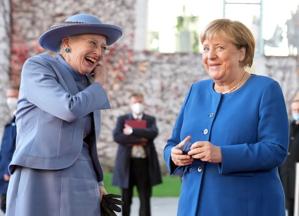 10 November 2021, Berlin: German Chancellor Angela Merkel (R) receives Queen of Denmark Margrethe II in front of the Chancellery. Danish royal family are on a four-day state visit to Germany. Photo: Kay Nietfeld/dpa.