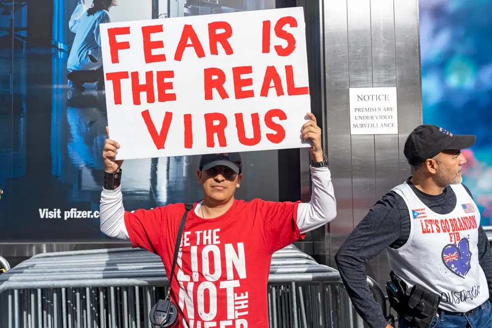 13 November 2021, US, New York: A man holds a placard during an anti-COVID-19 vaccine protest in front of Pfizer world headquarters. Photo: Ron Adar/SOPA Images via ZUMA Press Wire/dpa.
