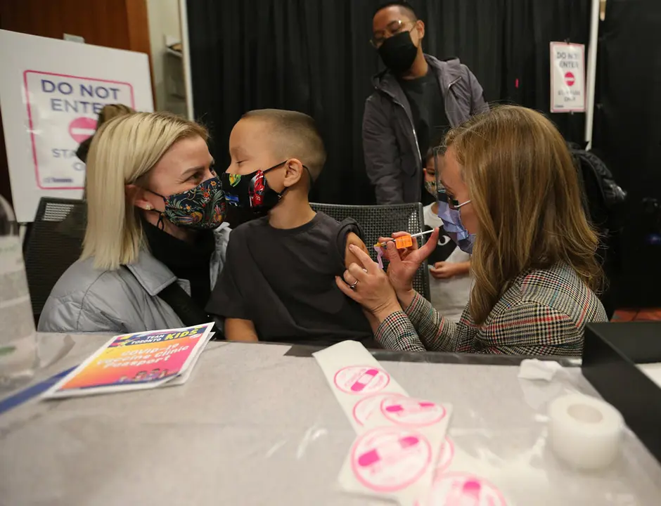 23 November 2021, Canada, Toronto: A child who is part of the Hospital for Sick Children between the ages of 5 and 11 years of age receives the COVID-19 vaccine, at the Metro Toronto Convention Centre. Photo: Steve Russell/The Canadian Press via ZUMA/dpa.