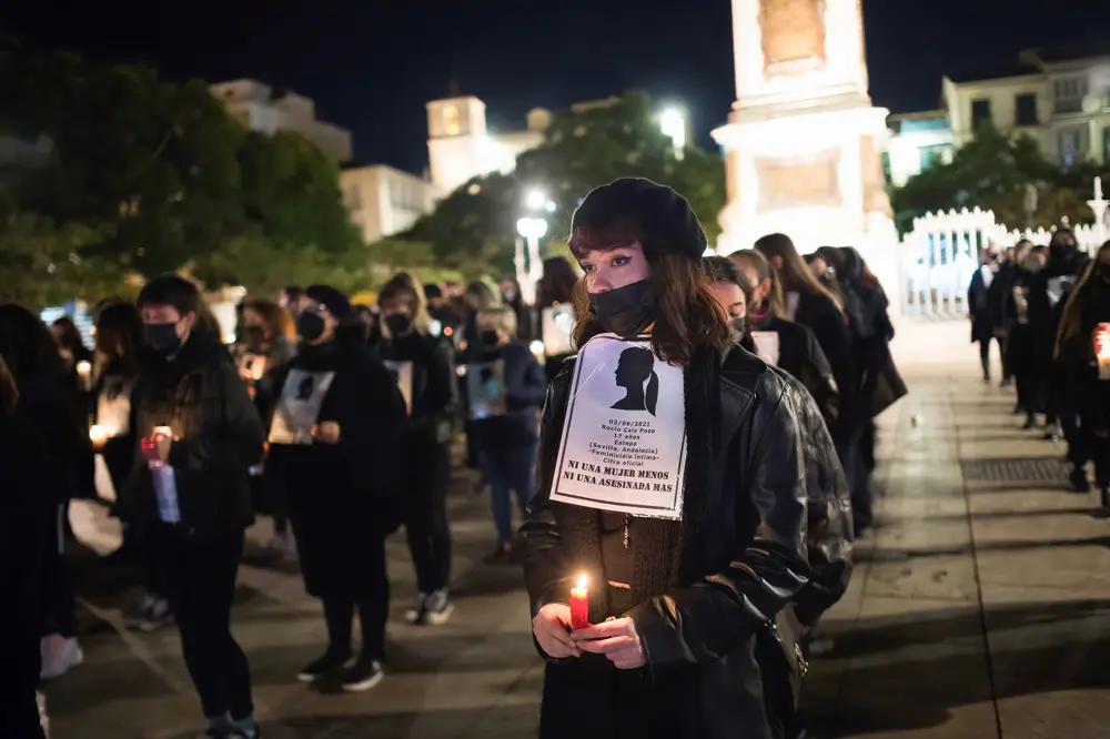 24 November 2021, Spain, Malaga: A woman holds a lit candle as she takes part in the "Walk of Silence" against gender-based sexual violence at Plaza de la Merced Square on the occasion of the International Day for the Elimination of Violence against Women. Photo: Jesus Merida/SOPA Images via ZUMA Press Wire/dpa.
