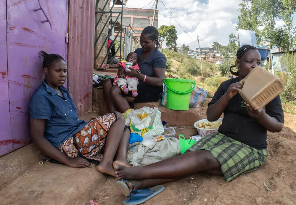 25 November 2021, Kenya, Nairobi: A group of women sit together in the Kibera slum on the International Day for the Elimination of Violence against Women. Photo: Donwilson Odhiambo/SOPA Images via ZUMA Press Wire/dpa.
