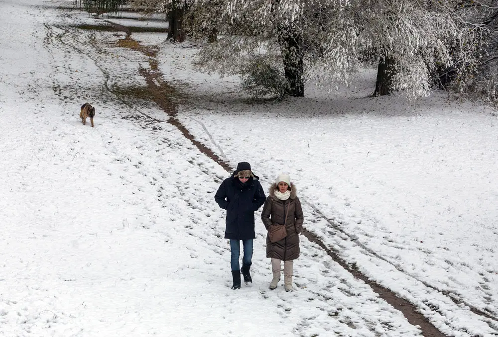 28 November 2021, Spain, Burgos: People walk in the snow after a heavy snowfall. Photo: Tomás Alonso/EUROPA PRESS/dpa.