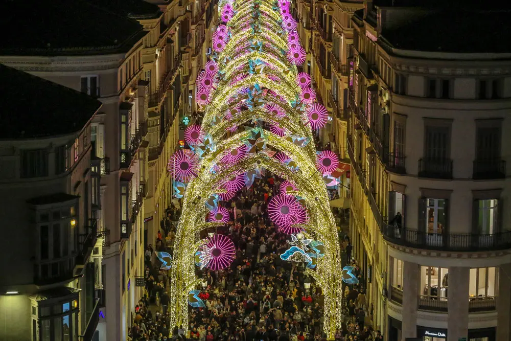 30 November 2021, Spain, Malaga: People gather at Marques de Larios street ahead of the start of Christmas lighting. As every year, the Christmas lights welcomes Christmas season in downtown city. Despite the rise of infections in the city, thousands of people have gathered to watch the Christmas lights show. Photo: Lorenzo Carnero/ZUMA Press Wire/dpa.