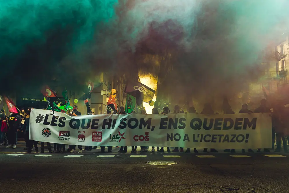 30 November 2021, Spain, Barcelona: Public sector employees hold a banner during a protest called by The Taula Sindical de Catalunya, formed by CGT, IAC, CNT, Co.Bas, COS and SO in strike against the decree approved by the Government to regularize the situation of temporary workers in Spain and ask for a solution to reduce temporality in the public sector. Photo: Matthias Oesterle/ZUMA Press Wire/dpa.