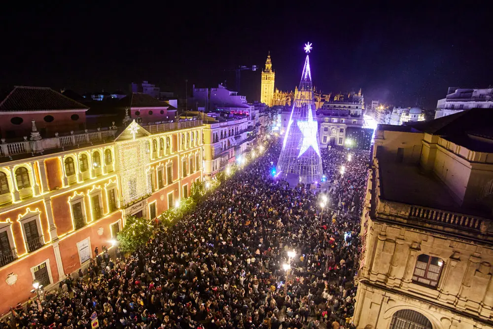 06 December 2021, Spain, Seville: People gather as they attend the lighting of the Christmas Tree. Photo: Joaquin Corchero/EUROPA PRESS/dpa.