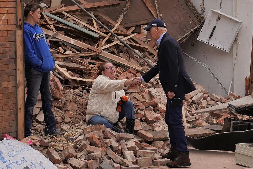 15 December 2021, US, Mayfield: US President Joe Biden meets with locals during a walk through downtown Mayfield to review the devastation to the Kentucky community by recent tornadoes. Photo: Dominick Del Vecchio/FEMA via ZUMA Press Wire Service/dpa.
