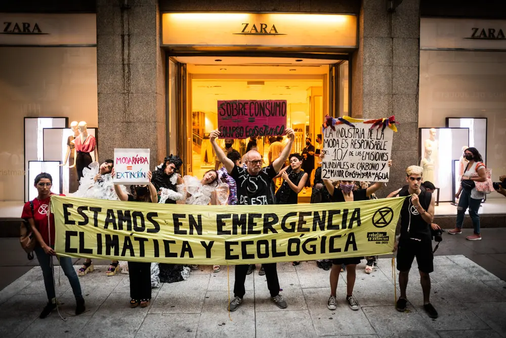 22 December 2021, Argentina, Buenos Aires: Members of the global environmental movement Extinction Rebellion take part in a protest in front of the clothing store 'ZARA' against the fast fashion industry, the second most polluting industry in the world. Photo: Alejo Manuel Avila/ZUMA Press Wire/dpa,