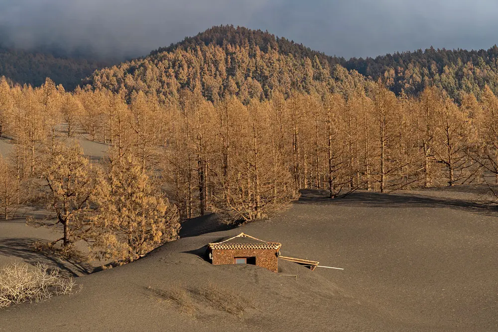 FILED - 18 December 2021, Spain, La Palma: A general view of a house covered with volcanic ash at the exclusion zone near the Cumbre Vieja volcano. Photo: Alexandre Diaz/EUROPA PRESS/dpa.