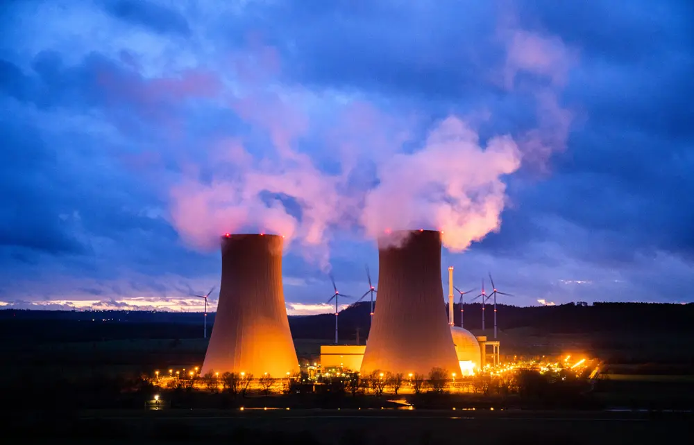 29 December 2021, Lower Saxony, Emmerthal: Steam rises from the cooling towers of the Grohnde nuclear power plant. After around 36 years, the nuclear power plant in the Weserbergland region near Hamelin will finally be taken off the grid on 31 December 2021. The operator Preussenelektra expects the subsequent nuclear dismantling to take 10 to 15 years. Photo: Julian Stratenschulte/dpa.