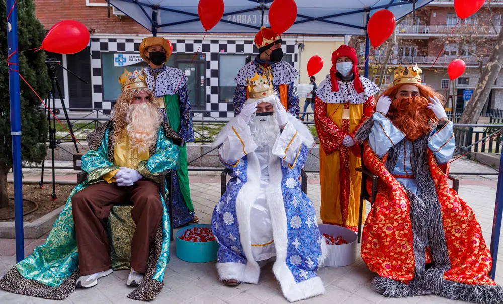 05 January 2022, Spain, Madrid: The Three Wise Men distribute toys to more than 400 children in cooperation with Madrina ONG Foundation, during the traditional Epiphany celebrations in Madrid. Photo: Indira/DAX via ZUMA Press Wire/dpa.