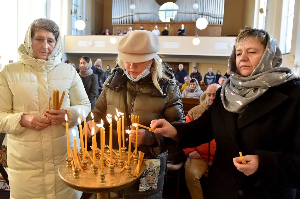 07 January 2022, Czech Republic, Brno: Orthodox Christians attend Christmas mass at the Czechoslovak Hussite Church. The Orthodox Church celebrates Christmas on 07 January according to the Julian calendar, while other Christian churches have adopted the later Gregorian calendar. Photo: álek Václav/CTK/dpa.