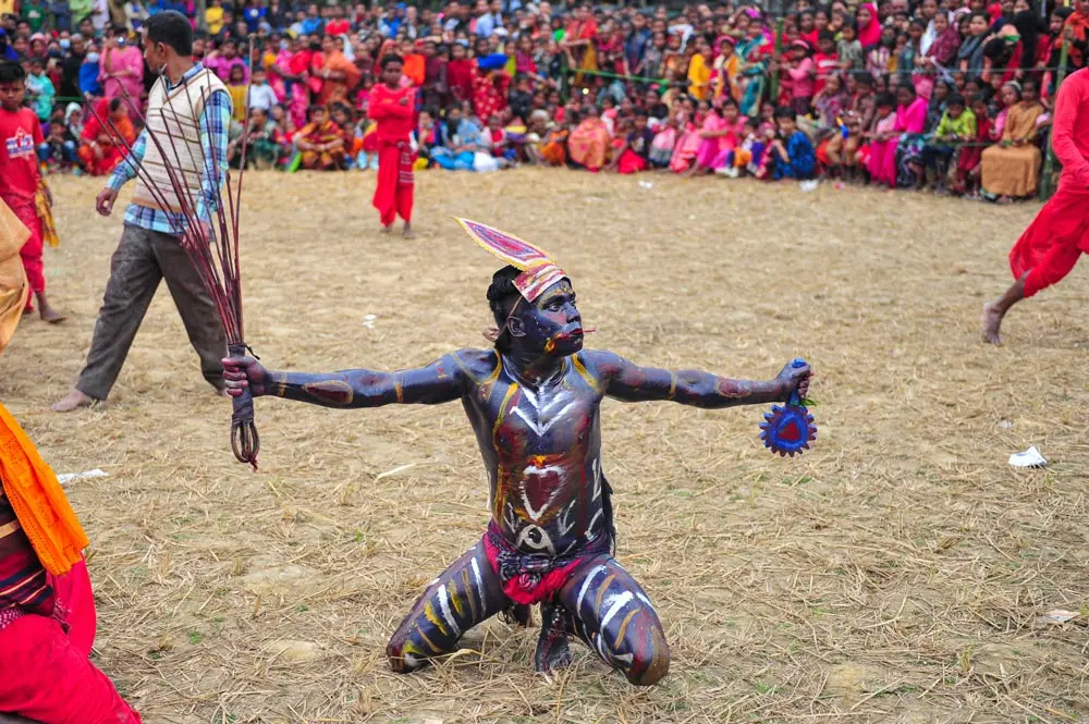 14 January 2022, Bangladesh, Kulawra: A devotee with painting body takes part in the Dance of Lord Kali during Charak Puja Festival (Devotion to God) in Kulawra. Charak Puja is an ancient Hindu religious and folk festival celebrating in during Poush Shonkhanti of Bangla Calender year. Photo: Md Rafayat Haque Khan/ZUMA Press Wire/dpa