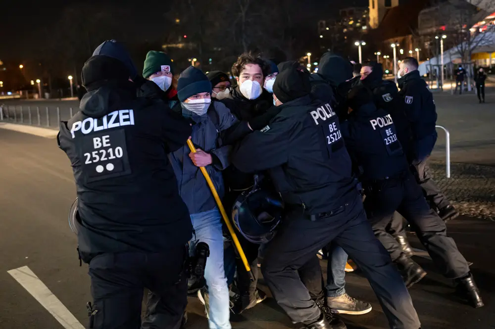 17 January 2022, Berlin: Counter-demonstrators try to block the demonstration against the Corona measures. Photo: Fabian Sommer/dpa.