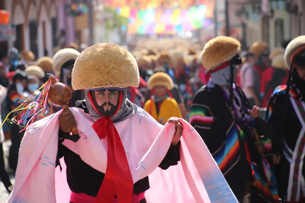 20 January 2022, Mexico, Chiapa de Corzo: Dancers parade through the streets of Chiapa de Corzo in honor of Saint Sebastian. The parachicos were declared Intangible Cultural Heritage of Humanity by Unesco in 2010. Photo: Daniel Díaz/dpa.