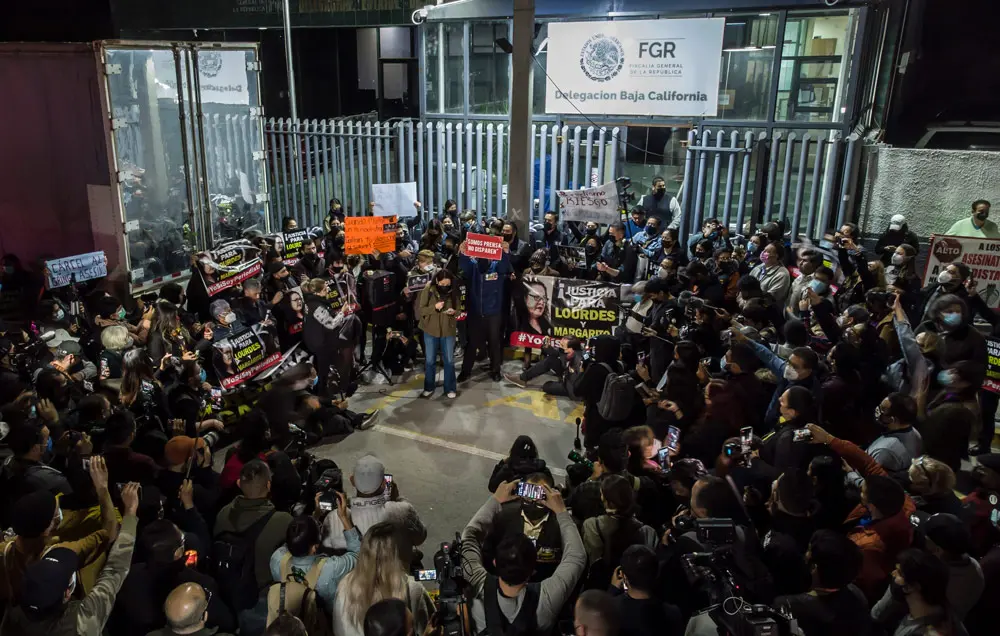 25 January 2022, Mexico, Tijuana: Journalists from various media outlets in Tijuana and members of civil society demonstrate in front of the Attorney General's Office to demand justice from authorities for the deaths of journalist Lourdes Maldonado and photojournalist Margarito Martinez. Maldonado was shot dead in her car in Tijuana on Sunday. Days earlier, also in Tijuana, photojournalist Martinez was shot while leaving his home. Photo: Omar Martínez/dpa.