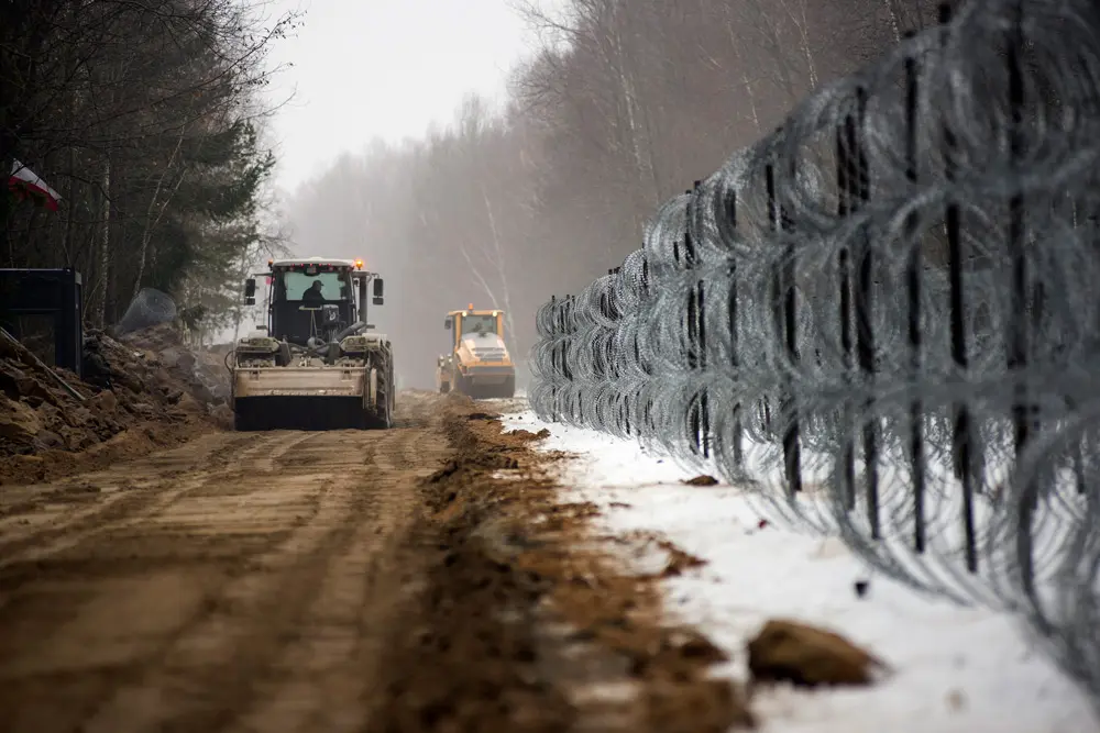 27 January 2022, Poland, Tolcze: Construction vehicles are seen working to build a wall along the border with Belarus. Poland has started building wall on its eastern border intended to block migrants pushed by Belarus, in what the European Union calls a “hybrid attack,” from crossing illegally into EU territory. Photo: Attila Husejnow/SOPA Images via ZUMA Press Wire/dpa.