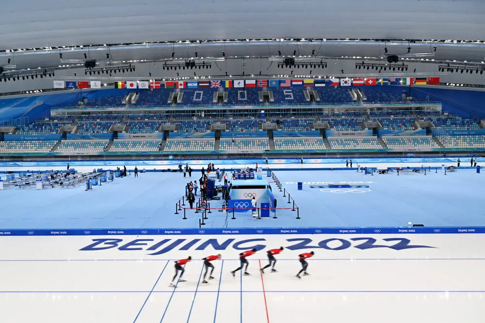 30 January 2022, China, Beijing: Speed skaters train in the National Speed Skating Hall "The Ice Ribbon", ahead of the Beijing 2022 Winter Olympics, taking place from 04 February to 20 February under strict coronavirus measures. Photo: Peter Kneffel/dpa.