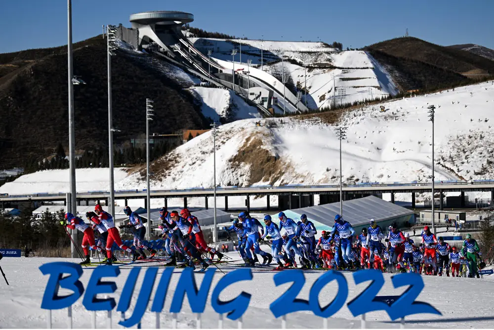 06 February 2022, China, Zhangjiakou: Skiers in action during the Men's Cross Country 2 x 15 km Skiathlon at Zhangjiakou National CC Skiing Centre during the Beijing 2022 Winter Olympic Games. Photo: Hendrik Schmidt/dpa.
