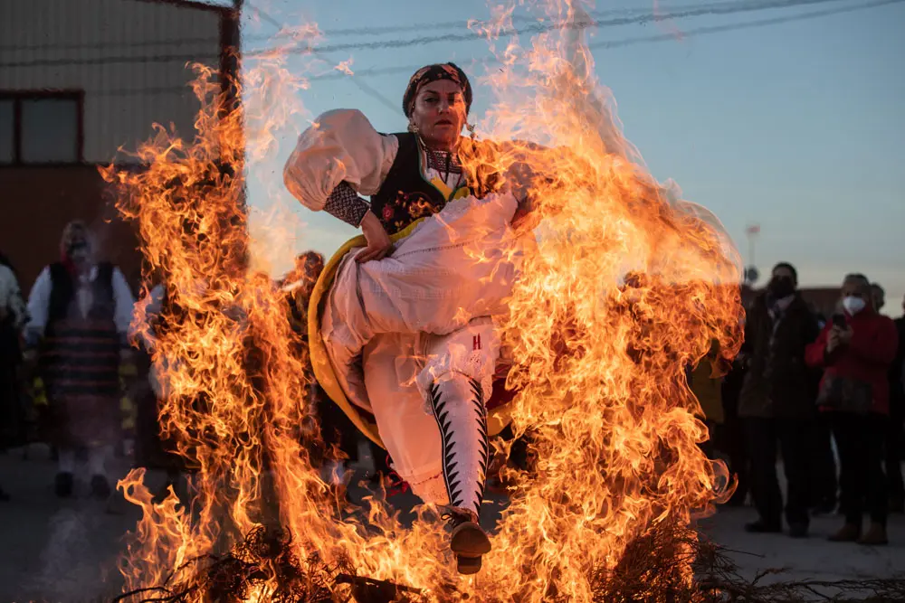 06 February 2022, Spain, Zamora: A woman dressed in traditional costumes jumps over a bonfire to commemorate the day of Santa Agueda in Andavias. Photo: Emilio Fraile/EUROPA PRESS/dpa.