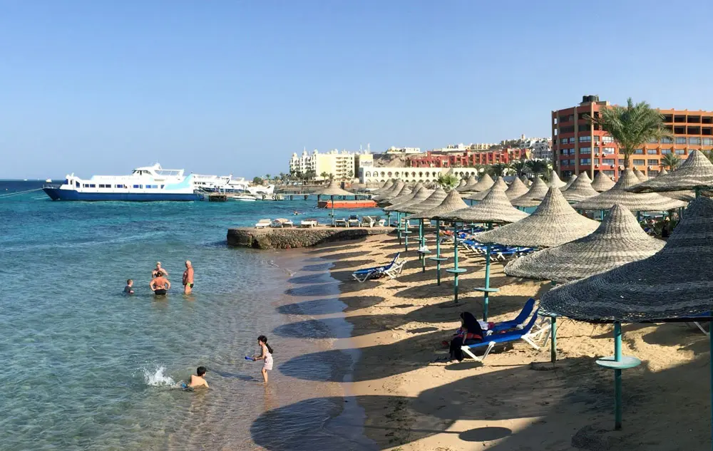 FILED - 22 May 2016, Egypt, Hurghada: Tourists stand in the water at a hotel beach in Hurghada. About 125,000 Russian tourists visited Egypt in the first two weeks of the year 2022. Photo: picture alliance / Benno Schwinghammer/dpa.