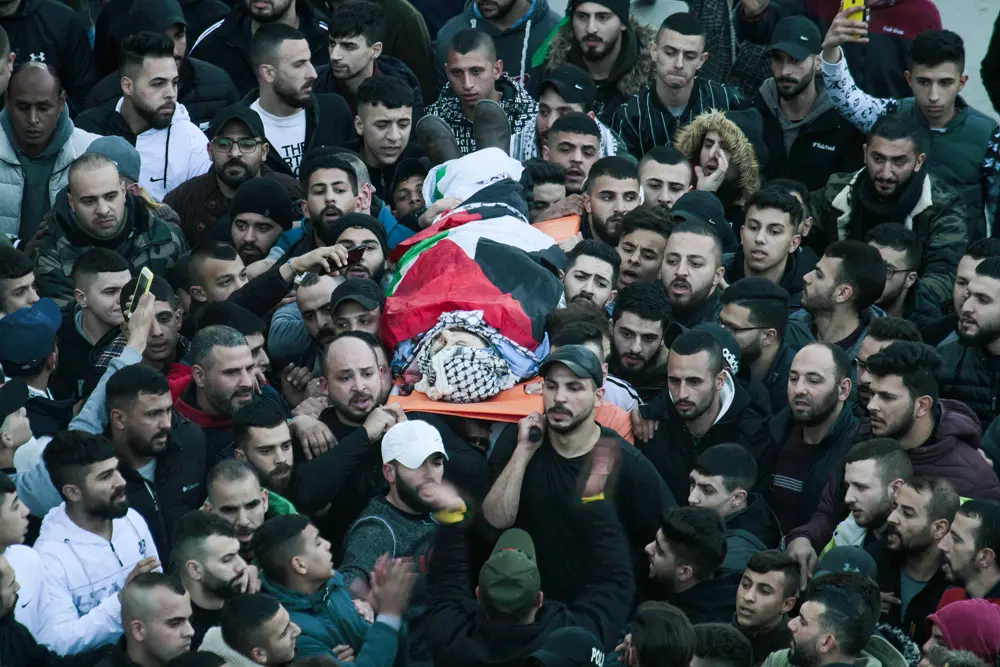 08 February 2022, Palestinian Territories, Nablus: Mourners carry a dead body during the funeral of three Palestinian who were killed by Israeli security forces in Nablus. The Palestinians were part of a terrorist cell in the Nablus area, according to the Israeli police, adding that the group was responsible for armed attacks on Israeli soldiers and civilians in recent weeks. Photo: Nasser Ishtayeh/SOPA Images via ZUMA Press Wire/dpa.