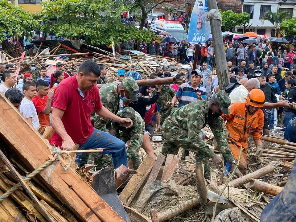 08 February 2022, Colombia, Pereira: People help rescue workers search for survivors after a at least 15 people have died as a result of a landslide triggered by heavy rain in central Colombia. Photo: Streitkräfte/colprensa/dpa.