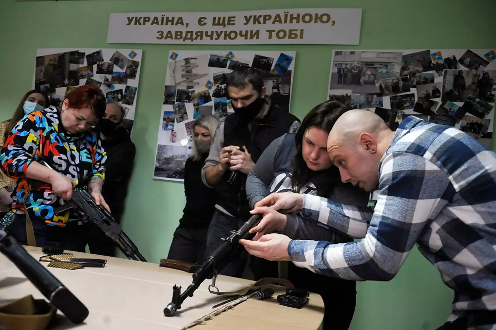 09 February 2022, Ukraine, Vinnytsia: Civilians take part in the military training "Preparation to defend the Motherland" at the city's educational and analytical center in preparation for a possible Russian invasion. Photo: -/Ukrinform/dpa.