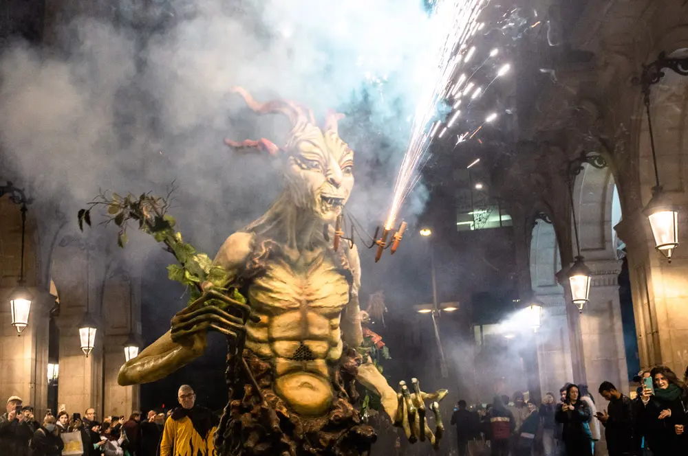 13 February 2022, Spain, Barcelona: A fire beast sets off its flying sparks during Barcelona's winter city festival 'Santa Eulalia'. Photo: Matthias Oesterle/ZUMA Press Wire/dpa.