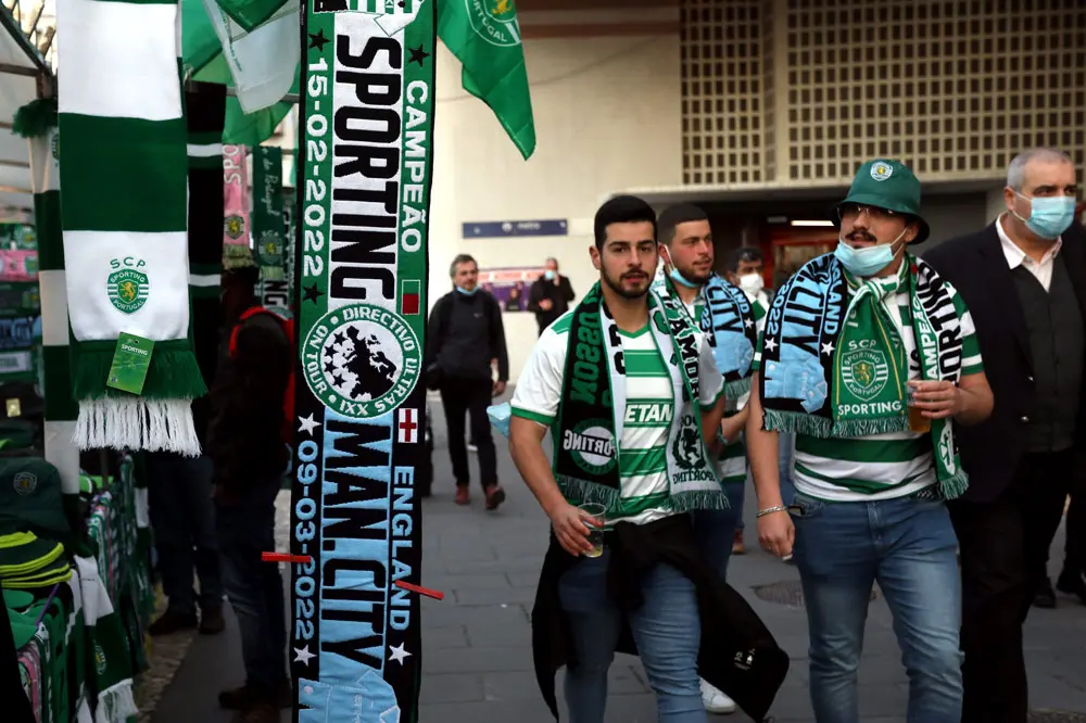 15 February 2022, Portugal, Lisbon: Sporting fans arrive outside the Jose Alvalade Stadium prior to the start of the UEFA Champions League Round of 16 1st Leg soocer match between Sporting Lisbon and Manchester City. Photo: Isabel Infantes/PA Wire/dpa.