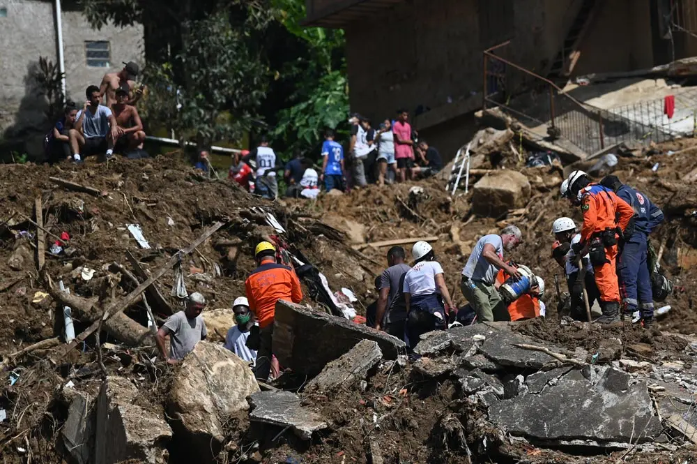 17 February 2022, Brazil, Petropolis: Rescue workers and residents search for victims in an area affected by landslides in Petropolis. The death toll in the mountainous region of the Brazilian state of Rio de Janeiro has risen to more than 100 following landslides and flooding caused by heavy rain. Photo: Andre Borges/dpa.