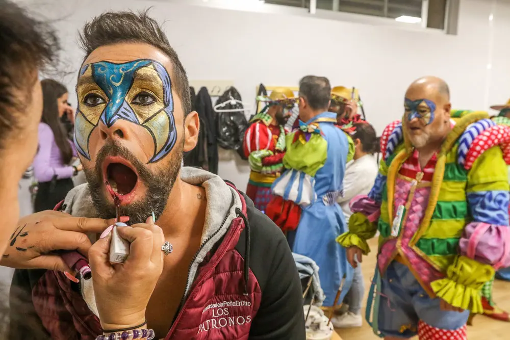 19 February 2022, Spain, Malaga: A participant prepares for the qualifiers of the contest of groupings of Carnival which has begun in the Theatre of Dramatic Art of the ESAD of Malaga as part of the Warm Winter Festival. Photo: Lorenzo Carnero/ZUMA Press Wire/dpa.