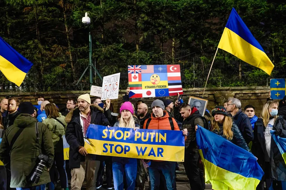 23 February 2022, United Kingdom, London: Hundreds of Ukrainians and their supporters take part in a protest in front of the Embassy of the Russian Federation for a solidarity with Ukraine. Photo: Hesther Ng/SOPA Images via ZUMA Press Wire/dpa.