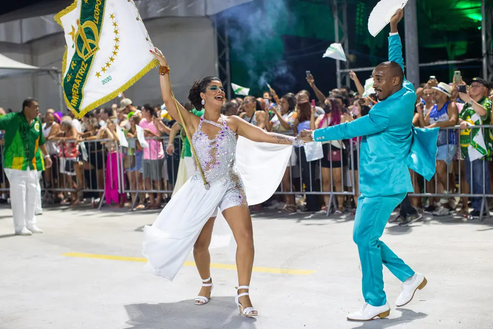 26 February 2022, Brazil, Rio De Janeiro: Members of the Imperatriz Leopoldinense samba school parade during the opening event of the Rio de Janeiro City Carnival in the Cidade do Samba. The official parade of Rio de Janeiro's samba schools will not take place until April, as it was postponed this year due to the outbreak of the coronavirus (COVID-19). Photo: Fernando Souza/dpa.