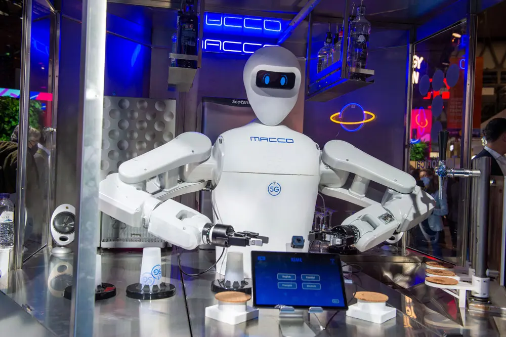 28 February 2022, Spain, Barcelona: A robot barman with 5G application taps drinks at the Mobile World Congress mobile communications trade fair. This year's fair is the first major edition of the most important industry gathering in three years in view of the Corona crisis. The organizers expect 40,000 to 60,000 visitors. Photo: Andrej Sokolow/dpa.