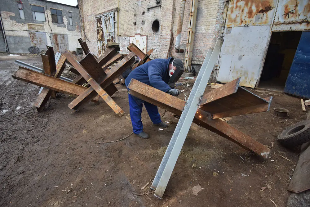 02 March 2022, Ukraine, Lemberg: Ukrainian volunteers weld together anti-tank hedgehogs from steel girders. The anti-tank hedgehogs are distributed to various defensive positions to slow down the Russian attack. Photo: Pavlo Palamarchuk/SOPA Images via ZUMA Press Wire/dpa.