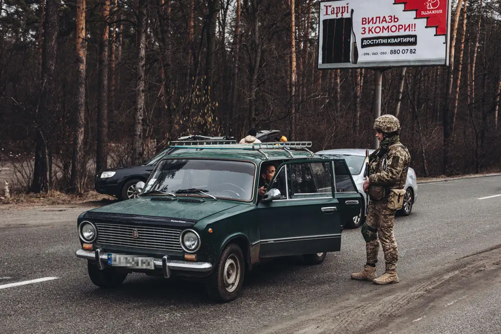 04 March 2022, Ukraine, Irpin: A Ukrainian soldier checks the papers of a fleeing civilian on a street in Irpin. More than a milion people have fled Ukraine to the neighbouring countries due to the Russian invasion. Photo: Diego Herrera/EUROPA PRESS/dpa.