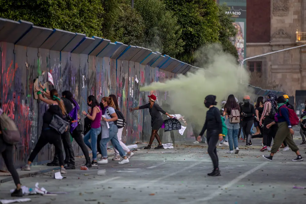 08 March 2022, Mexico, Mexico City: Women attack police barricades meant to protect the National Palace, the seat of government, during a protest in downtown Mexico City on International Women's Day. Photo: Jair Cabrera Torres/dpa.