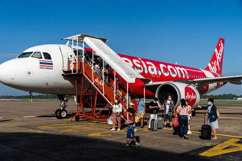 10 March 2022, Thailand, Surat Thani: Passengers disembark a Thai AirAsia plane at Surat Thani International Airport. Tourism resumes in Thailand as entry requirements are relaxed for 'Test and Go,' the country's quarantine-free entry scheme under Thailand Pass. Photo: Matt Hunt/SOPA Images via ZUMA Press Wire/dpa.