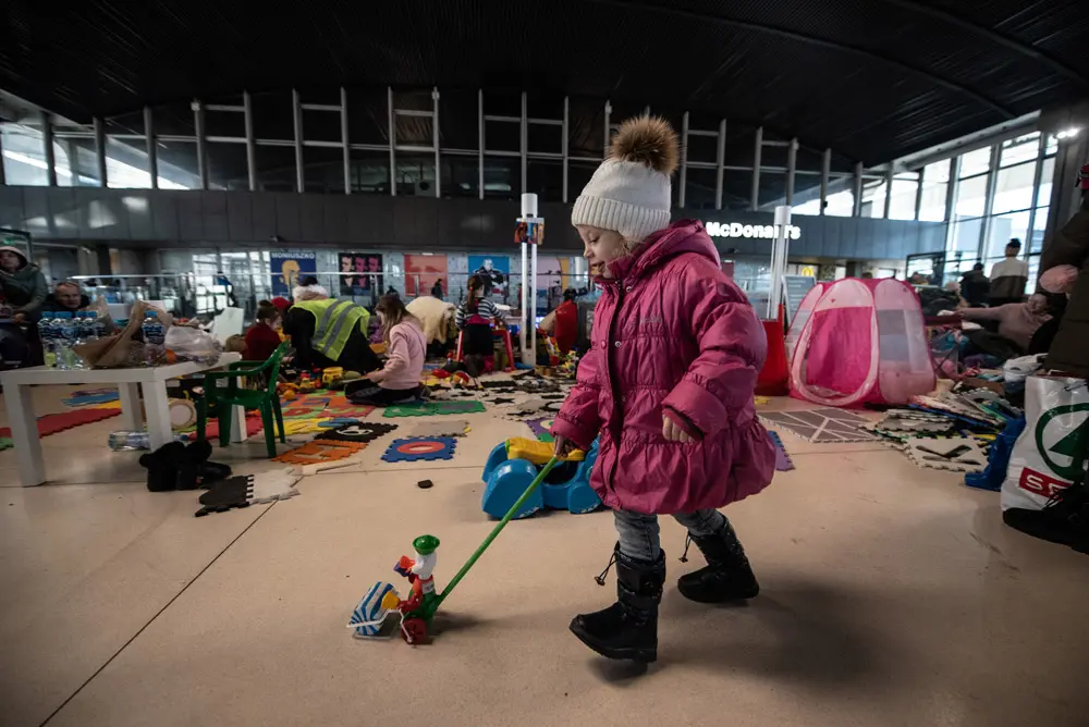 11 March 2022, Poland, Warsaw: A Ukrainian refugee kid plays at a makeshift nursery set up by volunteers inside the facilities of the Warsaw railway station. Photo: Hector Adolfo Quintanar Perez/ZUMA Press Wire/dpa.