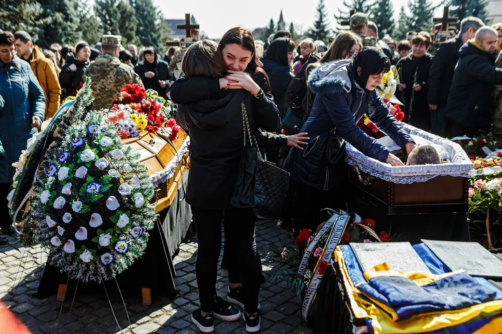 18 March 2022, Ukraine, Uzhhorod: Relatives grieve during the military funeral of three Ukrainian servicemen (staff sergeant Mykola Chyzh, commander of an engineering and sapper unit, sergeant Ihor Myronenko and officer Myroslav Diuryk) who perished in the fight against Russian troops at the Hill of Glory in Uzhhorod. Photo: -/Ukrinform/dpa.
