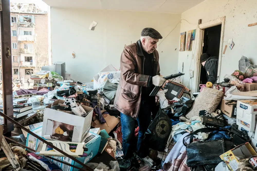 19 March 2022, Ukraine, Kiev: Residents of the Podil neighbourhood inspect the rubble of an apartment following a Russian shelling in the neighbourhood. Photo: Matthew Hatcher/SOPA Images via ZUMA Press Wire/dpa.