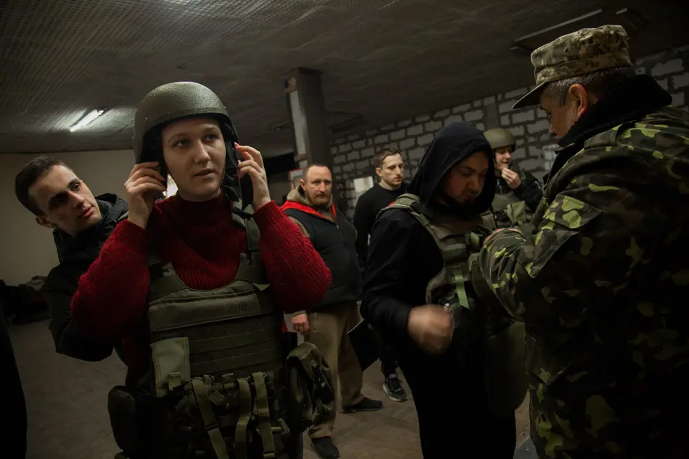 23 March 2022, Ukraine, Odessa: Civilians receive military training in using weapons at a training centre in the southern Ukrainian city of Odessa. Photo: Louai Barakat/IMAGESLIVE via ZUMA Press Wire/dpa.