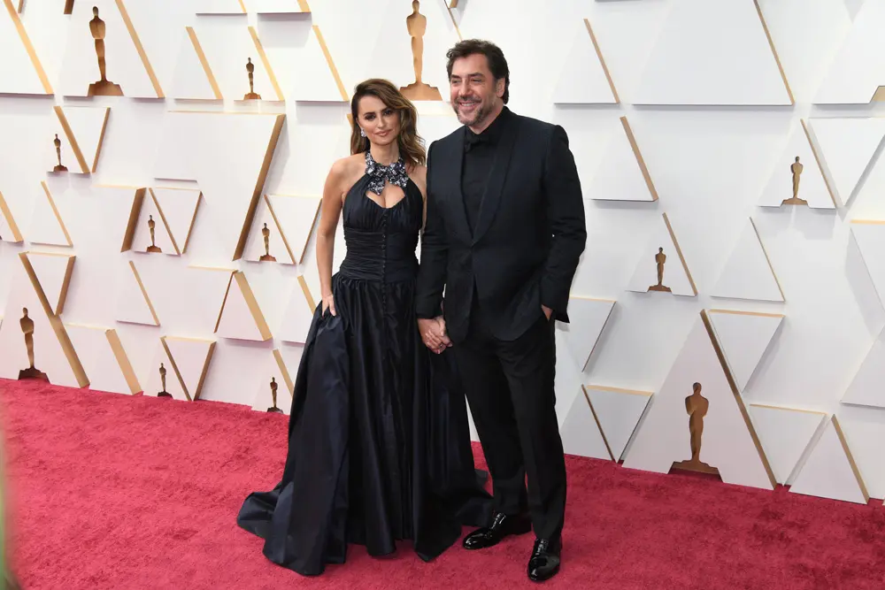 27 March 2022, US, Los Angeles: Spanish actors Penelope Cruz (L) and her husband Javier Bardem arrive for the 94th annual Academy Awards ceremony at the Dolby Theatre. Photo: Kevin Sullivan/ZUMA Press Wire/dpa.