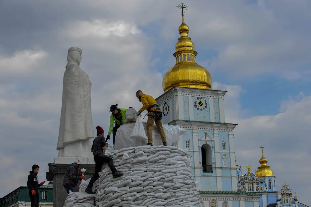 29 March 2022, Ukraine, Kiev: Ukrainian volunteers stack sandbags to protect the monument to Grand Duchess Olga of Kiev, Saint Andrew the First-Called Apostle and educators Cyril and Methodius from Russian army rocket attacks. Photo: Sergei Chuzavkov/SOPA Images via ZUMA Press Wire/dpa.