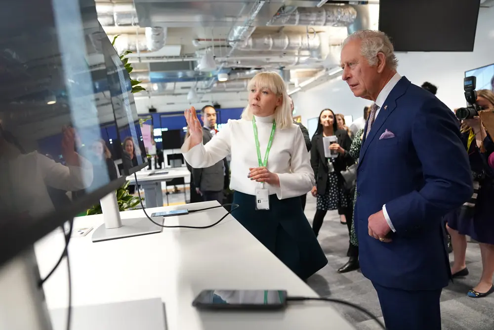 30 March 2022, United Kingdom, London: Charles (R), Prince of Wales and is shown a Whatsapp demonstration at the official opening of the new Meta offices in north London. Photo: Kirsty O'connor/PA Wire/dpa.