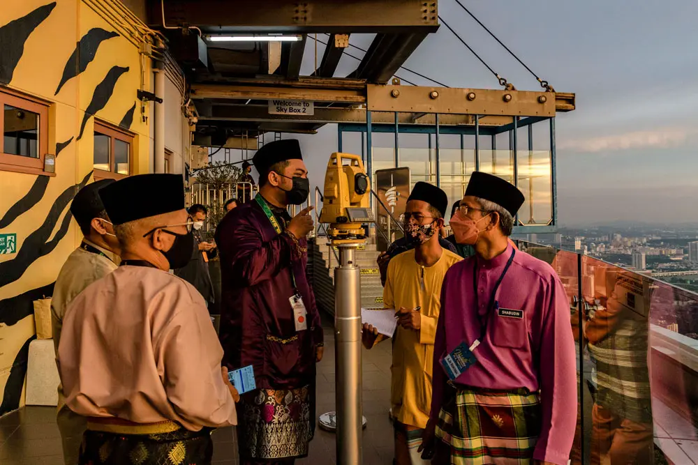 01 April 2022, Malaysia, Kuala Lumpur: Observatory officers of Malaysia's Islamic Authority use a theodolite while performing Rukyatul Hilal, the sighting of the new moon which signals the start of the holy month of Ramadan. Photo: Mohd Daud/ZUMA Press Wire Service/dpa.