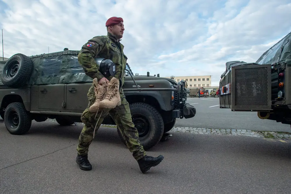 04 April 2022, Czech Republic, Chrudim: Soldiers of the 43rd Airborne Regiment prepare for their deployment to Slovakia in Chrudim. Up to 650 soldiers are to join troops in a multinational battlegroup in NATO partner country Slovakia to strengthen NATO's eastern flank. Slovakia shares a border of just under 100 kilometres with Ukraine, which was attacked by Russia a month ago. Photo: Vostárek Josef/CTK/dpa.