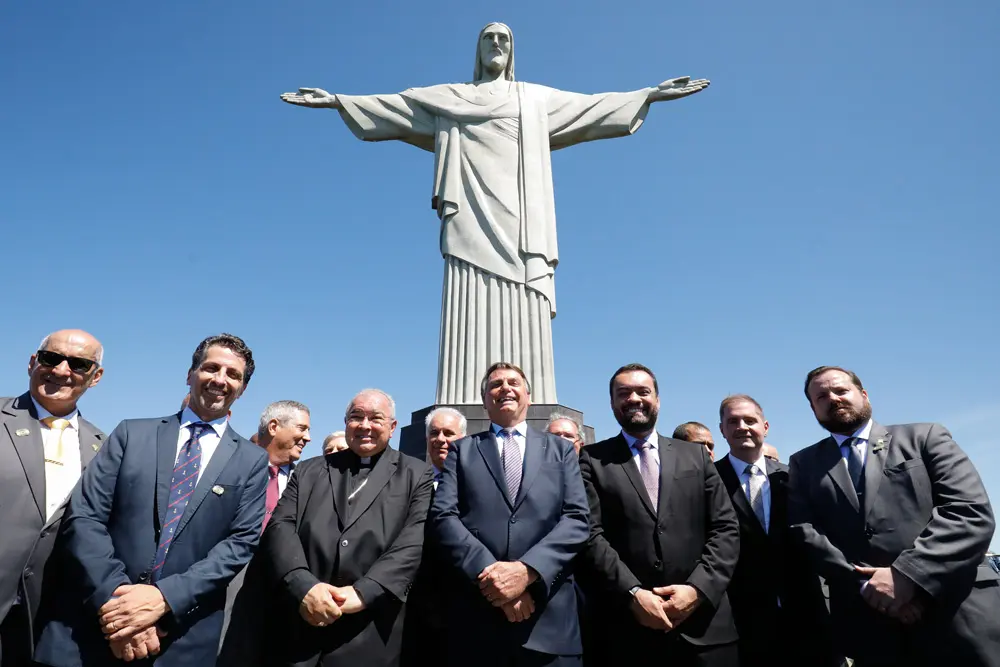 HANDOUT - 04 April 2022, Brazil, Rio de Janeiro: Brazilian President Jair Bolsonaro (C) poses with Minister of the Environment Joaquim Leite (2nd L), Archbishop Orani Tempesta (3rd L) and Governor of Rio de Janeiro Sergio Castro (2nd R) at an event to mark the 100th anniversary of the start of the construction of the statue "Cristo Redentor" (Christ the Redeemer). Photo: Alan Santos/Palacio Planalto/dpa - ACHTUNG: Nur zur redaktionellen Verwendung und nur mit vollständiger Nennung des vorstehenden Credits.