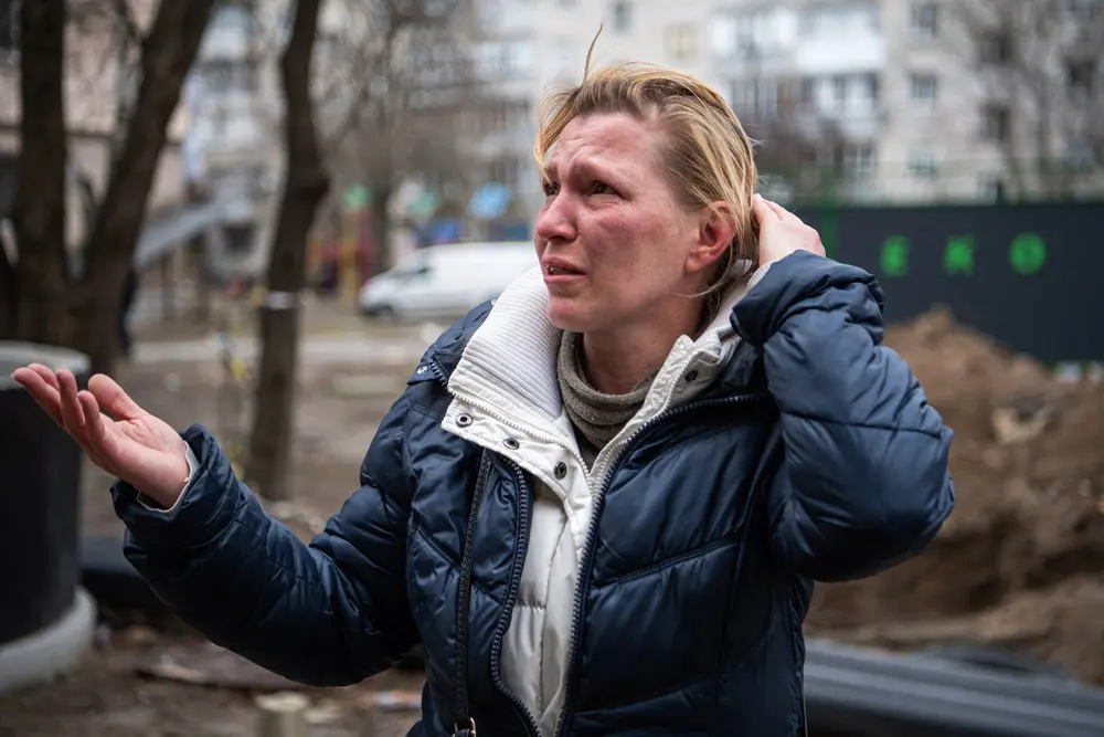 06 April 2022, Ukraine, Irpin: A woman cries as she looks up at her damaged apartment building after returning to their home in Irpin in the aftermath of the Russian retreat from the villages surrounding Kiev. Photo: Laurel Chor/SOPA Images via ZUMA Press Wire/dpa.